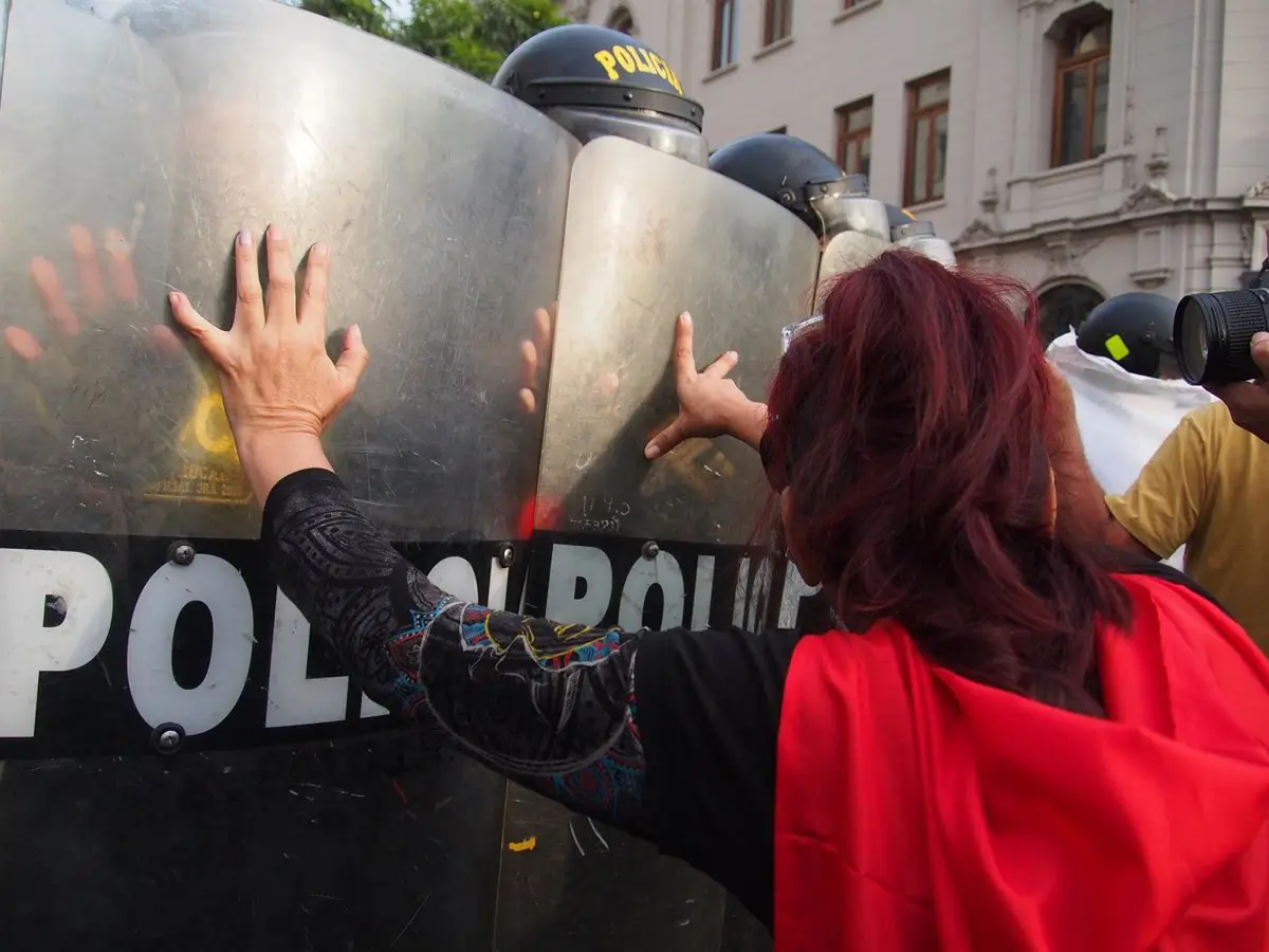 Heridos dos civiles y siete policías en Lima durante el segundo día de protestas contra el Gobierno de Boluarte