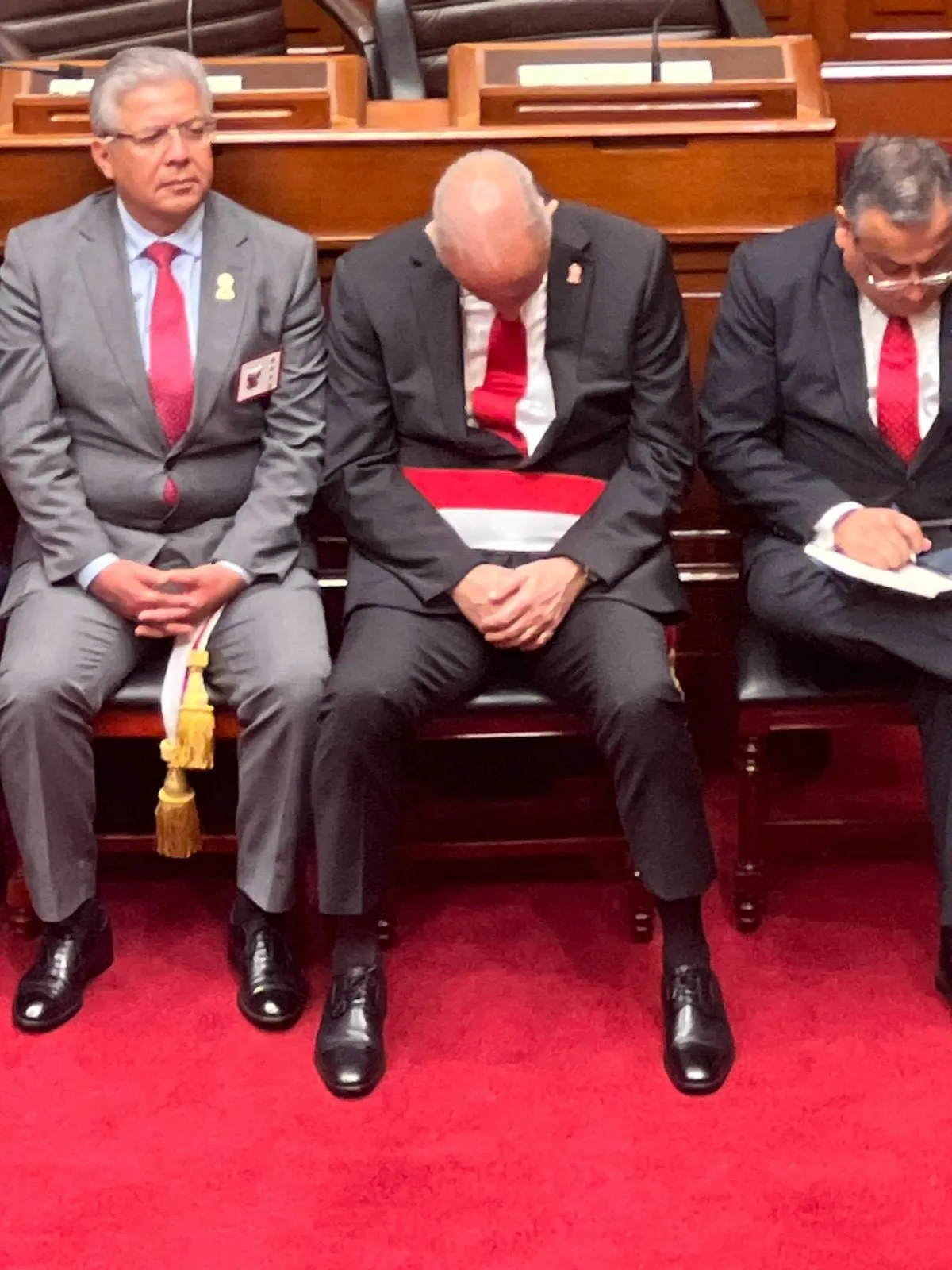 Canciller Javier González-Olaechea se queda dormido durante lectura del mensaje a la Nación de la presidenta Dina Boluarte (Foto: Exitosa)
