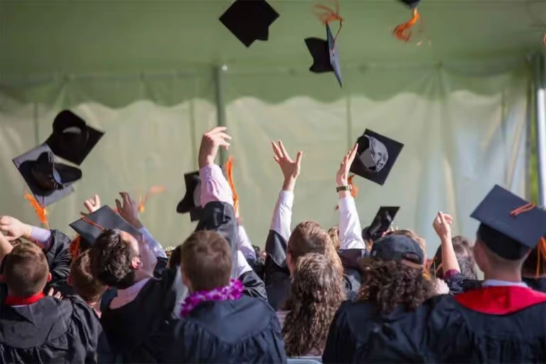 Los programas técnicos y las carreras universitarias tienen su valor y contribuyen al desarrollo de una sociedad diversa y funcional (Foto: Pexels / Emily Ranquist)