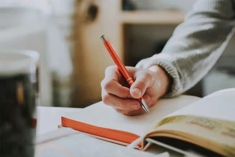La malla curricular establece los conocimientos y habilidades que los estudiantes deben adquirir a lo largo de su formación (Foto: Pexels / Lil Artsy)