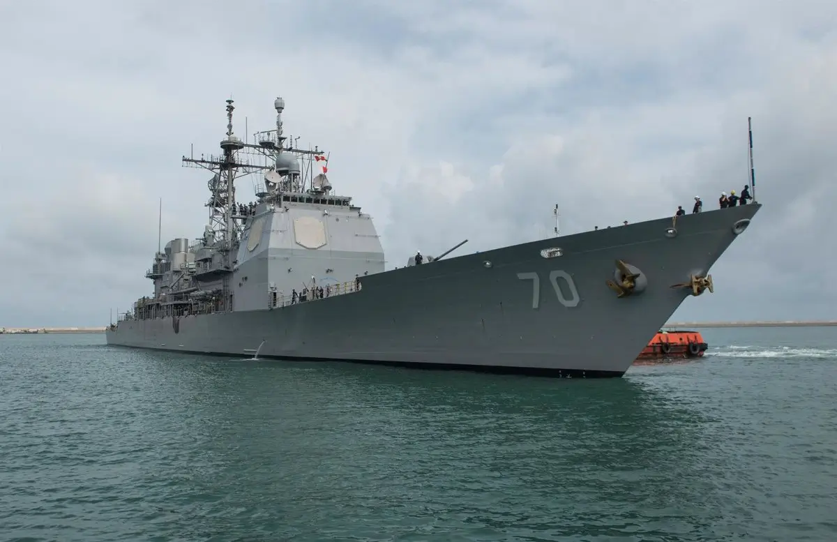 El buque lanzamisiles 'USS Lake Erie' cruza el Canal de Panamá para sumarse al despliegue frente a Venezuela