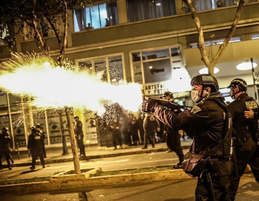 Policías cuidan a golpistas y disparan contra ciudadanos
