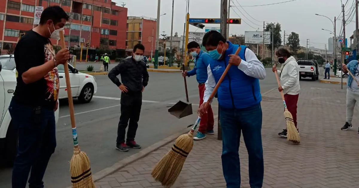 Escoba en mano, alcalde de La Victoria limpia avenida México con sus vecinos