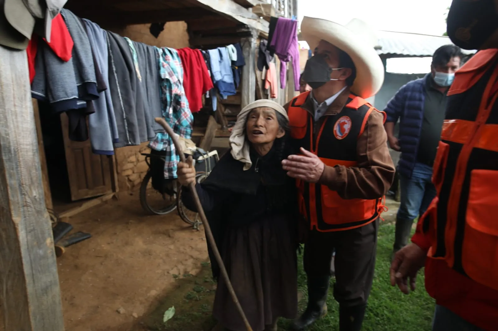 En la localidad La Jalca Grande, en Amazonas, el presidente Pedro Castillo inspeccionó las zonas afectadas por el terremoto y brindó apoyo a la población afectada. (Foto: Presidencia)