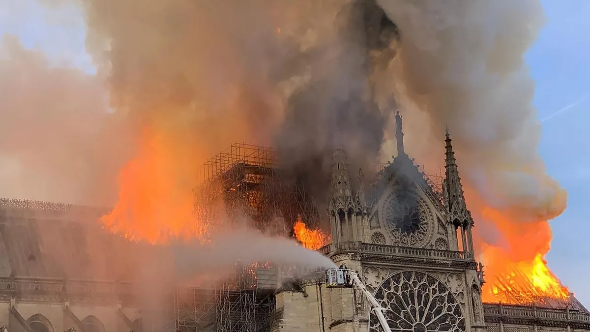 Las obras y reliquias del tesoro de Notre Dame se mantienen a salvo