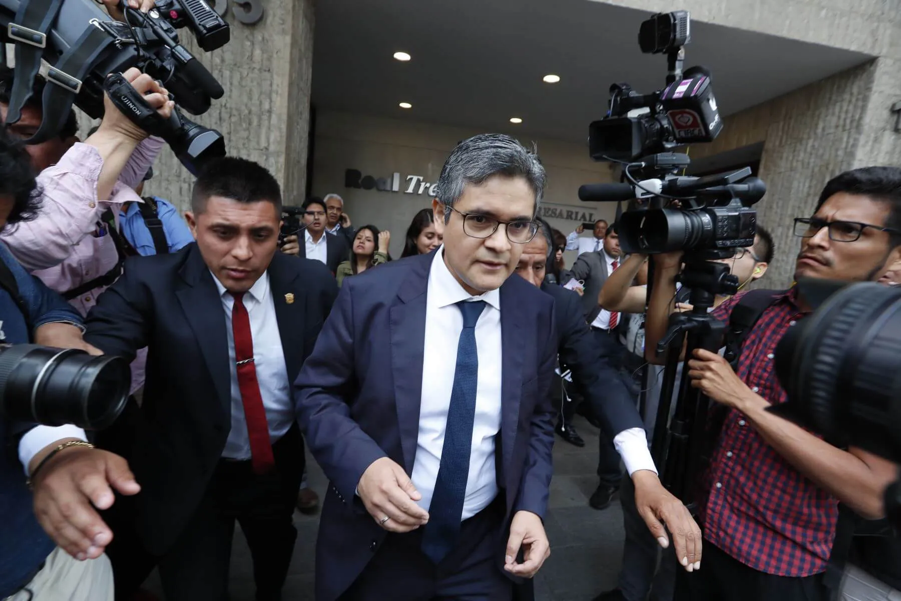Fiscal Pérez Gómez denuncia que mafiosos buscan sacarlo de su puesto
