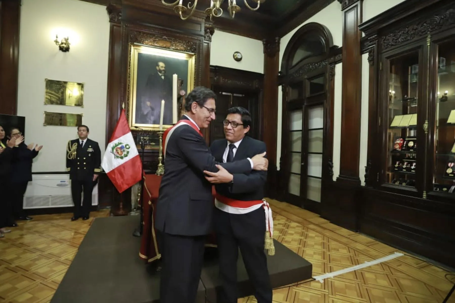 Premier Zeballos se queda y jura que cambios no fueron por Odebrecht