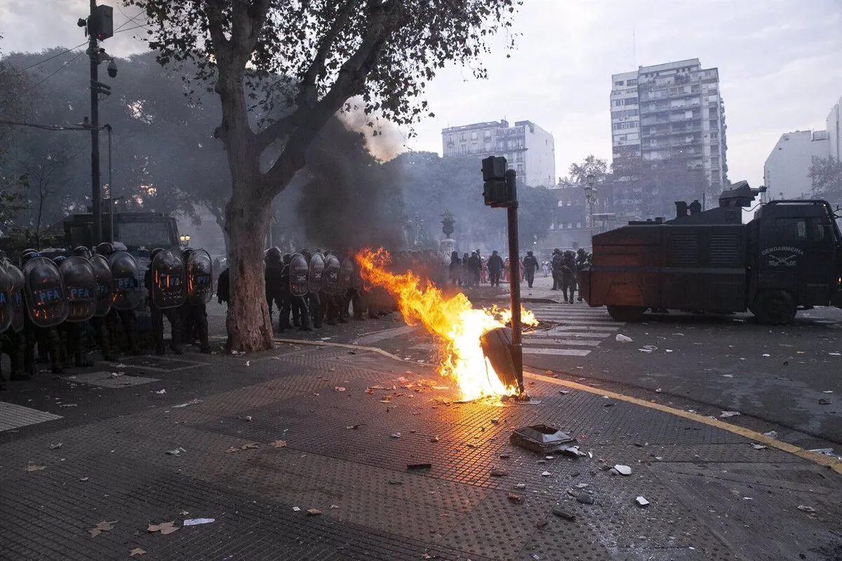 Milei celebra la represión contra manifestantes a los que acusa de ser "terroristas" y perpetrar un "golpe de Estado"