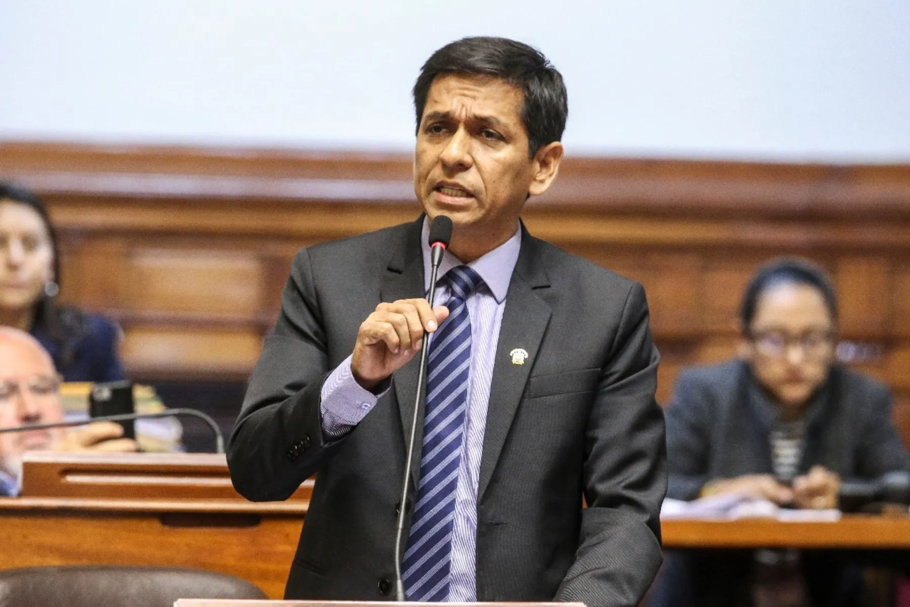 Jorge Meléndez renuncia a Peruanos por el Kambio pero no a la bancada