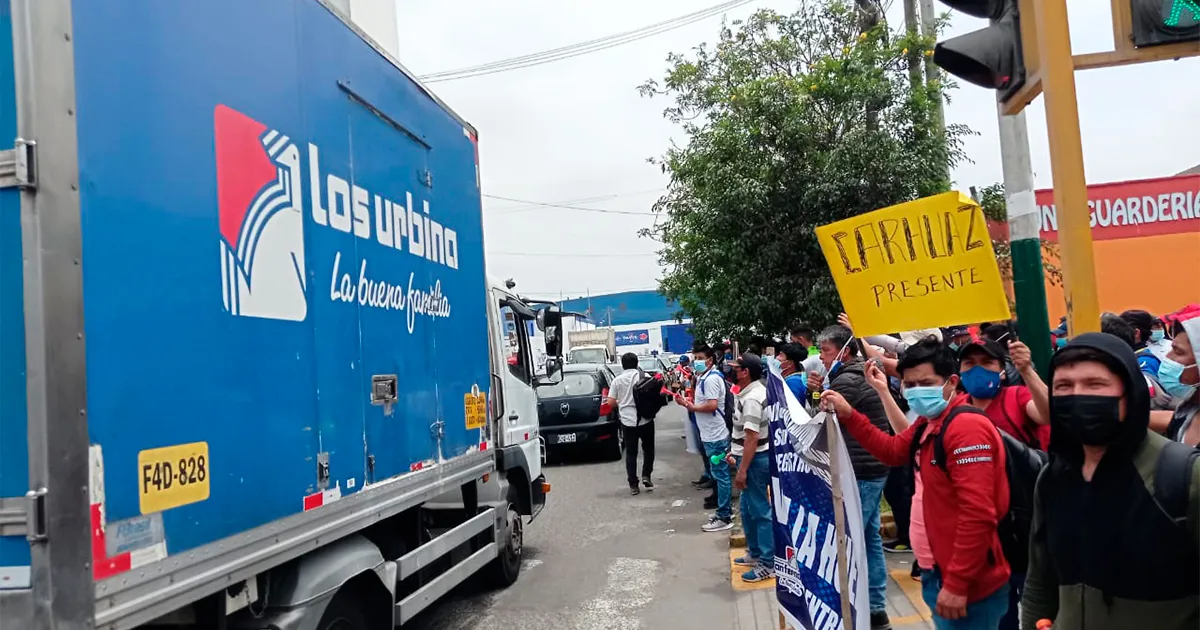 Trabajadores de avícola San Fernando realizan plantón exigiendo aumento de sueldos